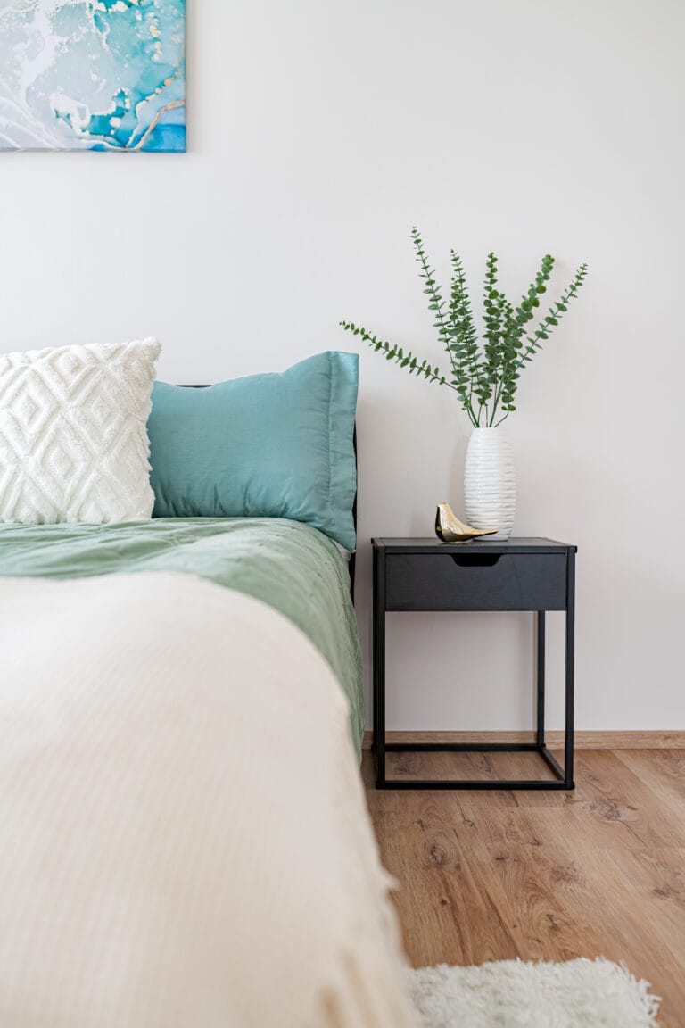 Egyetem közelében háló éjjeli szekrény dekorral