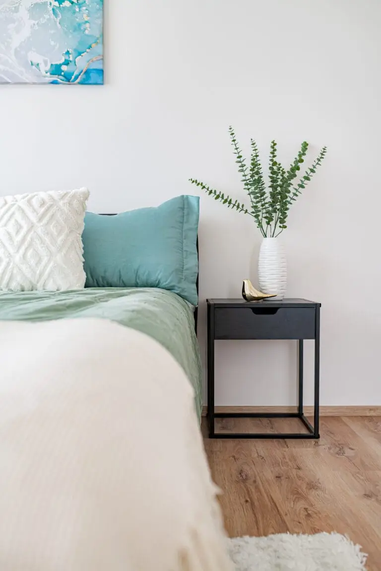 Egyetem közelében háló éjjeli szekrény dekorral