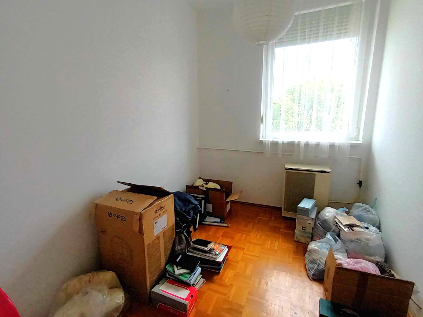Egyetem közelében kisszoba előtte