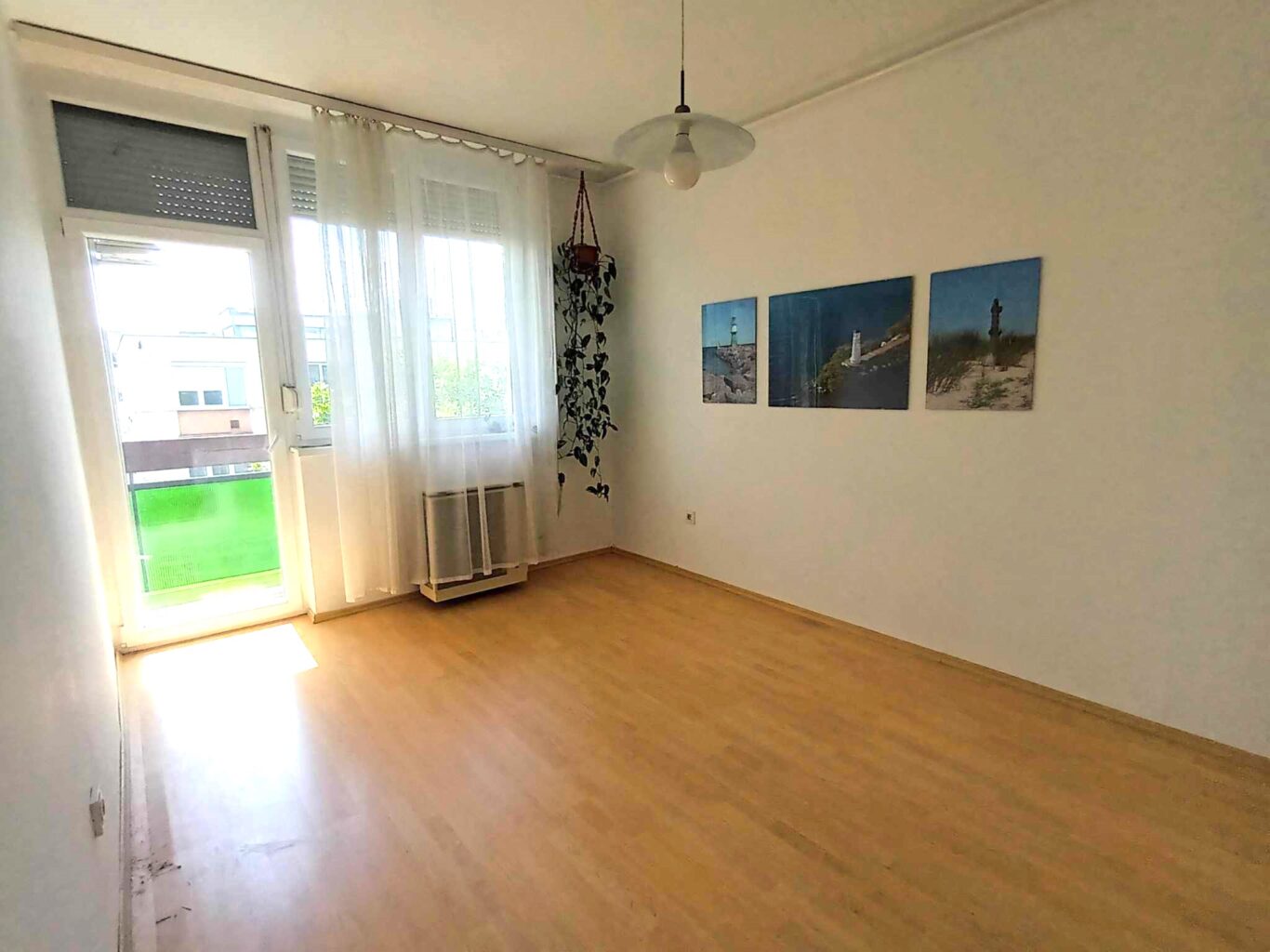 Egyetem közelében háló előtte
