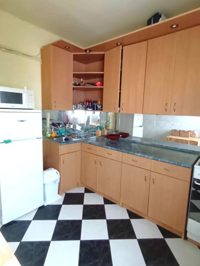 Egyetem közelében konyha előtte