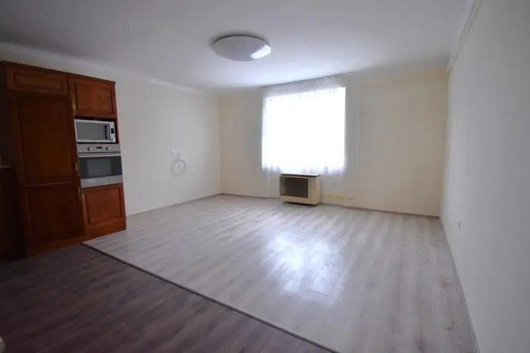 Baross nappali előtte